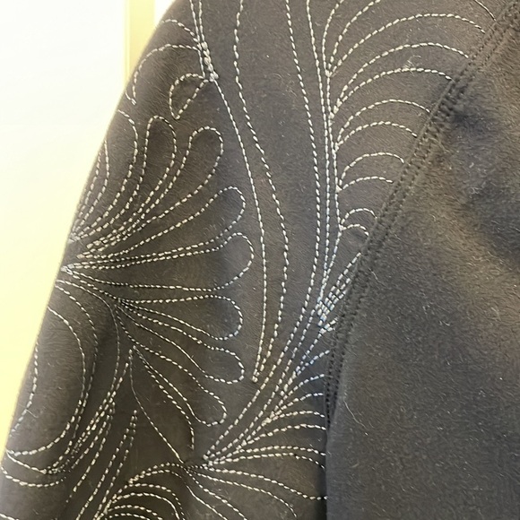 Sz4 Lululemon Toasty Tech 1/2 zip in black NWOT - Picture 12 of 15